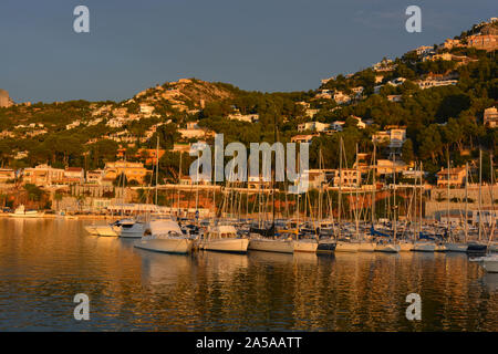 Yacht ormeggiati nel porto turistico, early morning light con Monte Montgo in background, Javea, Xabia, Provincia di Alicante, Valencia, Spagna Foto Stock