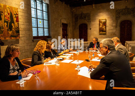 Barcellona, Spagna - 19 Ottobre 2019: Presidente della Catalogna Quim Torra a una riunione con i sindaci del catalano di capitali all'interno dell'edificio del governo catalano dopo le violente manifestazioni che hanno avuto luogo a Barcellona nei precedenti giorni di credito: Dino Geromella/Alamy Live News Foto Stock