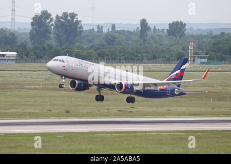 DUSSELDORF, Germania - 26 Maggio 2019: Aeroflot Airbus A321-211 (NC 8363) decolla dall'aeroporto di Dusseldorf. Foto Stock