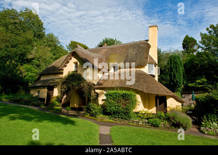 Cottage con il tetto di paglia nel pittoresco villaggio di Selworthy. Parco Nazionale di Exmoor, Somerset Foto Stock