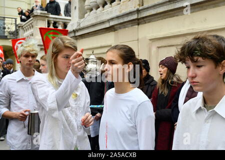 Vienna, Austria. Il 19 ottobre, 2019. Azione di ribellione di estinzione " il sangue dei nostri figli', prestazioni nel fatale gli effetti della crisi climatica e il collasso degli ecosistemi il 19 ottobre 2019 a Vienna. Credito: Franz Perc / Alamy Live News Foto Stock