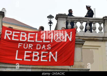 Vienna, Austria. Il 19 ottobre, 2019. Azione di ribellione di estinzione " il sangue dei nostri figli', prestazioni nel fatale gli effetti della crisi climatica e il collasso degli ecosistemi il 19 ottobre 2019 a Vienna. Credito: Franz Perc / Alamy Live News Foto Stock