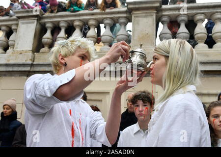 Vienna, Austria. Il 19 ottobre, 2019. Azione di ribellione di estinzione " il sangue dei nostri figli', prestazioni nel fatale gli effetti della crisi climatica e il collasso degli ecosistemi il 19 ottobre 2019 a Vienna. Credito: Franz Perc / Alamy Live News Foto Stock