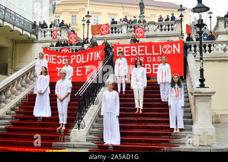 Vienna, Austria. Il 19 ottobre, 2019. Azione di ribellione di estinzione " il sangue dei nostri figli', prestazioni nel fatale gli effetti della crisi climatica e il collasso degli ecosistemi il 19 ottobre 2019 a Vienna. Credito: Franz Perc / Alamy Live News Foto Stock