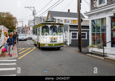 Mayflower Trolley Tour in autobus in via principale (strada commerciale) in centro a Provincetown (P-città), Cape Cod, New England, STATI UNITI D'AMERICA Foto Stock