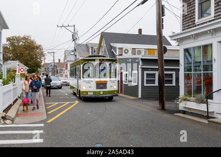 Mayflower Trolley Tour in autobus in via principale (strada commerciale) in centro a Provincetown (P-città), Cape Cod, New England, STATI UNITI D'AMERICA Foto Stock