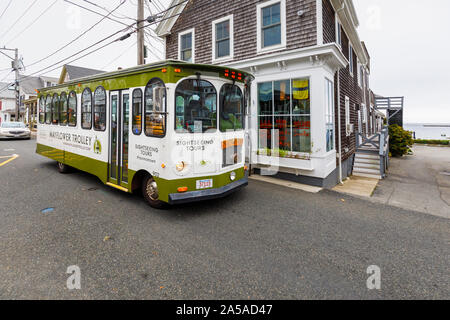 Mayflower Trolley Tour in autobus in via principale (strada commerciale) in centro a Provincetown (P-città), Cape Cod, New England, STATI UNITI D'AMERICA Foto Stock