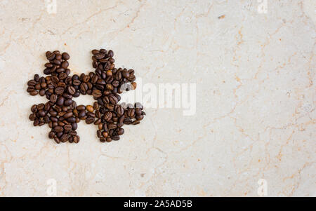 Tag Hash icona simbolo realizzato dal caffè torrefatto in grani sulla superficie di marmo piatto immagine laici con copia spazio per il testo - moderno social media icone e simboli. Foto Stock