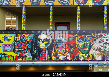 Shopfront colorati con insoliti bizzarro si affaccia su un negozio nella strada commerciale nel centro cittadino di Boemia a Provincetown (P-città), Cape Cod, New England, STATI UNITI D'AMERICA Foto Stock