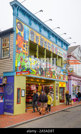 Shopfront colorati con insoliti bizzarro si affaccia su un negozio nella strada commerciale nel centro cittadino di Boemia a Provincetown (P-città), Cape Cod, New England, STATI UNITI D'AMERICA Foto Stock