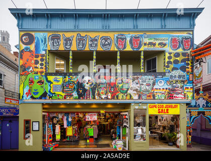 Shopfront colorati con insoliti bizzarro si affaccia su un negozio nella strada commerciale nel centro cittadino di Boemia a Provincetown (P-città), Cape Cod, New England, STATI UNITI D'AMERICA Foto Stock