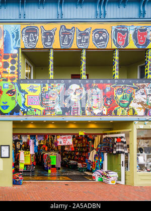 Shopfront colorati con insoliti bizzarro si affaccia su un negozio nella strada commerciale nel centro cittadino di Boemia a Provincetown (P-città), Cape Cod, New England, STATI UNITI D'AMERICA Foto Stock