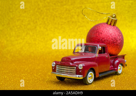 Giocattolo auto porta giocattolo di Natale palla per vacanza. Foto Stock
