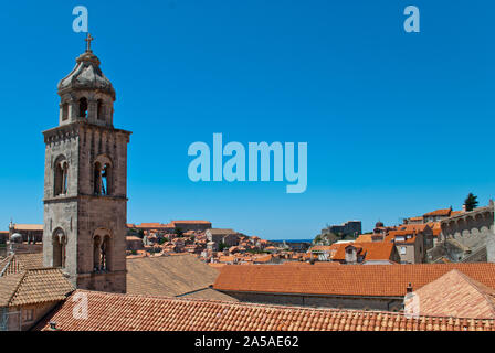 Vista del monastero domenicano in Dubrovnik con slim tower dentro la città vecchia Foto Stock