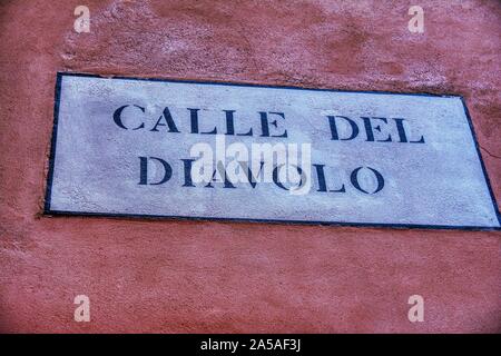 Venezia, Italia - 13 Ottobre 2019: Cartello stradale con testo di Calle del Diavolo che significa strada del diavolo in lingua italiana. Foto Stock