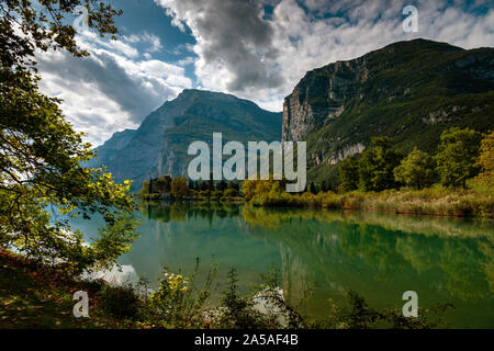 Lago di Toblino riserva naturale, sito di e il famoso Castello di Toblino - Trentino Alto Adige, Italia Foto Stock