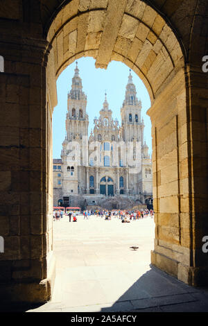 Turisti e persone vicino a Cattedrale di Santiago di Compostela in Spagna Foto Stock