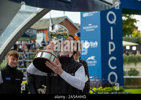 QIPCO British Champions giorno, Ascot Racecourse, Ascot, Berkshire, Regno Unito. Il 19 ottobre, 2019. Oisin Murphy è incoronato campione Flat Jockey 2019. Credito: Maureen McLean/Alamy Live News Foto Stock