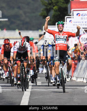 (191019) -- NANNING, Ottobre 19, 2019 (Xinhua) -- German Pascal Ackermann (1R) di Bora-Hansgrohe celebra dopo aver attraversato la linea del traguardo durante la fase tre circuito di gara al 2019 UCI World Tour/tour del Guangxi in Nanning, capitale del sud della Cina di Guangxi Zhuang Regione autonoma, Ottobre 19, 2019. (Xinhua/Cao Yiming) Foto Stock