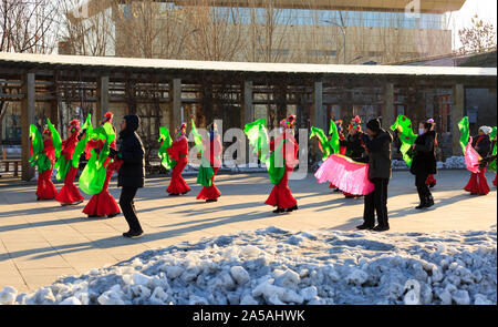 Cina,Heilongjiang-21 JAN 2019: stile Cinese tradizionale yangko gli spettacoli di danza in inverno Foto Stock