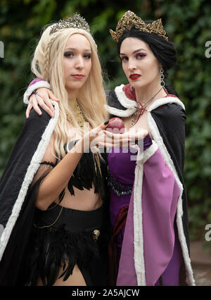 Francoforte, Germania. Xix oct, 2019. Due cosplayers vestito come "Evil Queen' (r) e 'Raven' rappresentano sulle esposizioni. Lo scorso fine settimana il Salone del libro tradizionalmente diventa la Mecca tedesco di cosplayers con più di due mila partecipanti. Domenica (20.10.) la finale di tedesco campionati Cosplay si svolgerà a Francoforte. Foto: Boris Roessler/dpa Credito: dpa picture alliance/Alamy Live News Foto Stock