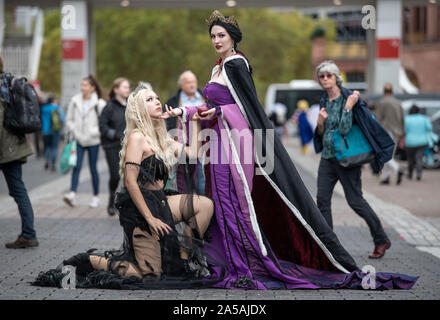 Francoforte, Germania. Xix oct, 2019. Due cosplayers vestito come "Evil Queen' (r) e 'Raven' pongono al centro della fiera del libro dei visitatori sulla fiera. Lo scorso fine settimana il Salone del libro tradizionalmente diventa la Mecca tedesco di cosplayers con più di due mila partecipanti. Domenica (20.10.) la finale di tedesco campionati Cosplay si svolgerà a Francoforte. Foto: Boris Roessler/dpa Credito: dpa picture alliance/Alamy Live News Foto Stock