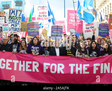 Sir Patrick Stewart (sinistra) e il sindaco di Londra Sadiq Khan (centro) unire i manifestanti in un anti-Brexit, cerchiamo di essere ascoltato marzo come essi per Parliament Square a Londra, dopo il primo ministro Boris Johnson ha emesso un comunicato in House of Commons, sul suo nuovo Brexit trattare su quello che è stato battezzato 'Super sabato". Foto Stock