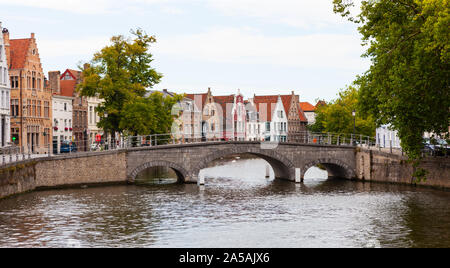 Il ponte di pietra di fronte Langerei Canal, Brugge A Bruges, Belgio Foto Stock