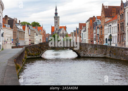 Il ponte di pietra di fronte Langerei Canal, Brugge A Bruges, Belgio Foto Stock