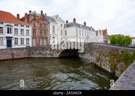 Piccola pietra ponte attraverso il Langerei Canal, Brugge A Bruges, Belgio Foto Stock
