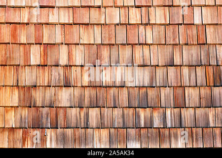 Sfondo da un muro fatto di scandole di legno, visto in Baviera, Germania Foto Stock