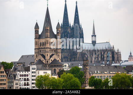 Colonia dello skyline della città dotate di grande chiesa di S. Martino e Cattedrale di Colonia, Germania Foto Stock