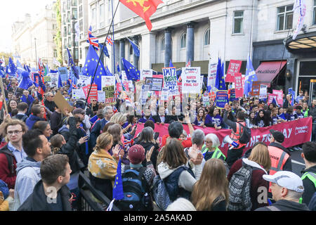 London, Regno Unito - 19 ottobre 2019. Migliaia di Pro rimangono manifestanti marzo al Parlamento di chiedere per un voto popolare e un finale a dire di una trattativa Brexit il giorno membri del Parlamento votare su Boris Johnson Brexit trattare con l'Unione europea. Credito: amer ghazzal/Alamy Live News Foto Stock