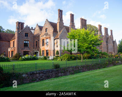 Nel tardo pomeriggio a Chenies Manor, Buckinghamshire, mostrandone le ciminiere sull'edificio Tudor. Preso dalla ha-ha e parterre in bel tempo. Foto Stock