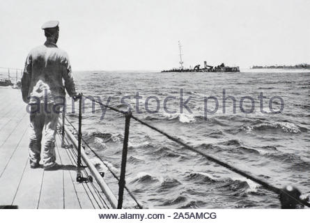 WW1 SMS Emden era una classe di Dresda di incrociatore leggero costruito per l'Imperial Marina Militare Tedesca, mostrato qui offshore di messa a terra al Cocos Keeling Islands dopo essere stato disattivato dalla Royal Australian Navy incrociatore leggero HMAS Sydney durante la Battaglia di Cocos, vintage fotografia dal 1914 Foto Stock