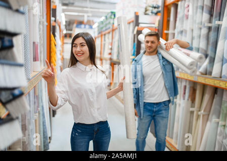 Coppia giovane l'acquisto di sfondi in negozio di ferramenta Foto Stock