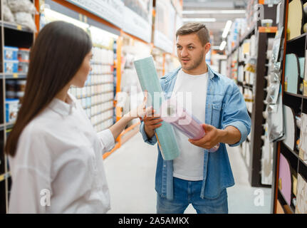 Matura la scelta di sfondi a colori hardware in negozio Foto Stock