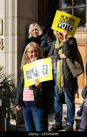 Piccadilly, Londra, Regno Unito. Il 19 ottobre 2019. Il voto popolare marzo per un secondo referendum per lasciare l'UE. Credito: Matteo Chattle/Alamy Live News Foto Stock