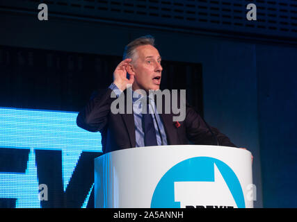 Ian Paisley Jr, DUP stati, Affrontare un rally di Brexit sostenitori. Egli non vuole un bordo duro in Irlanda del Nord e vuole ottenere Brexit fatto. Foto Stock