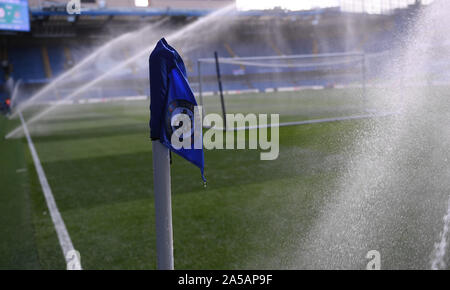 Stamford Bridge, Londra, Regno Unito. Xix oct, 2019. English Premier League Football, Chelsea contro il Newcastle United; bandiera e sprinkler - rigorosamente solo uso editoriale. Nessun uso non autorizzato di audio, video, dati, calendari, club/campionato loghi o 'live' servizi. Online in corrispondenza uso limitato a 120 immagini, nessun video emulazione. Nessun uso in scommesse, giochi o un singolo giocatore/club/league pubblicazioni Credito: Azione Sport Plus/Alamy Live News Foto Stock