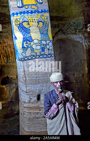 Etiope-sacerdote ortodosso all interno della chiesa ortodossa rupestri chiesa Abuna Gebre Mikael, Koraro, Gheralta, Tigray, Etiopia Foto Stock