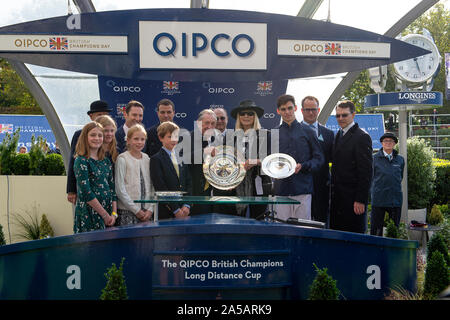 QIPCO British Champions giorno, Ascot Racecourse, Ascot, Berkshire, Regno Unito. Il 19 ottobre, 2019. Jockey Donnacha O'Brien vince il QIPCO British Champions a lunga distanza Cup (classe 1) (gruppo 2) a cavallo Kew Gardens. I formatori e i proprietari ricevono la presentazione. Trainer Aidan O'Brien. Proprietario Signor D Smith, onorevole J Magnier, signor M Tabor. Credito: Maureen McLean/Alamy Live News Foto Stock