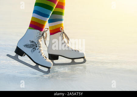 Coppia di gambe caric il sistemaare pattini da ghiaccio su ghiaccio in inverno Foto Stock