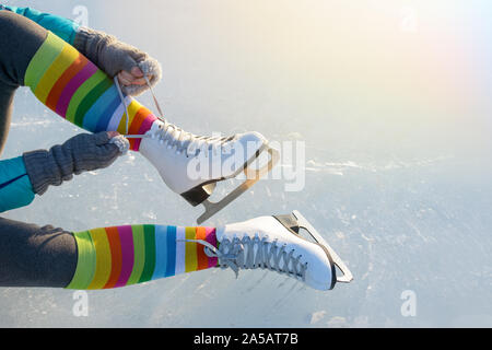 Coppia di gambe caric il sistemaare pattini da ghiaccio su ghiaccio in inverno Foto Stock