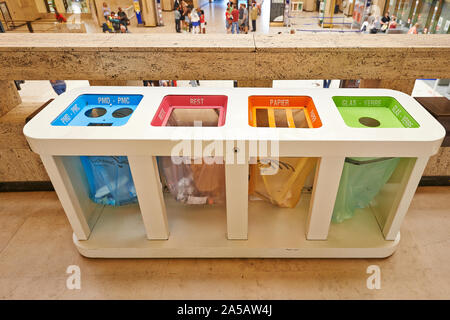 Bruxelles, Belgio - 27 luglio 2014: Quattro colore trash lattine ,spazzatura in stazione centrale a Bruxelles il 27 luglio 2014 Foto Stock