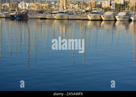 Yacht della marina, con riflessioni di alberi nella ancora, vongole, acqua. Javea, Xabia, Provincia di Alicante, Valencia, Spagna Foto Stock