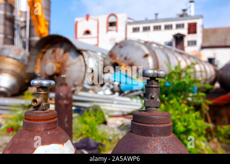 Utilizzate vecchie e arrugginite saldatura serbatoio di gas, per il taglio di metallo di scarto con torcia di acetilene a junkyard. Foto Stock