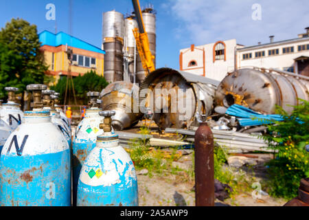 Utilizzato gas di vecchi serbatoi di saldatura, per il taglio di metallo di scarto con torcia a junkyard. Foto Stock