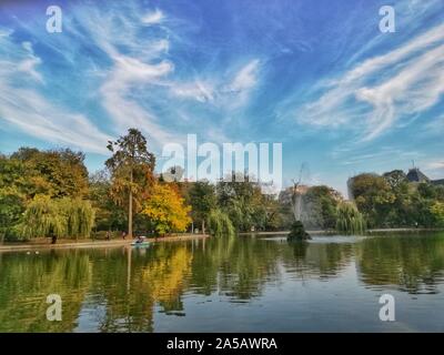 Il giardino Cismigiu (Parcul Cismigiu) è uno dei più grandi e più belli parchi pubblici di Bucarest. Foto Stock