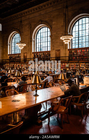 NEW YORK, 16 AGOSTO 2019: New York biblioteca sala lettura Foto Stock